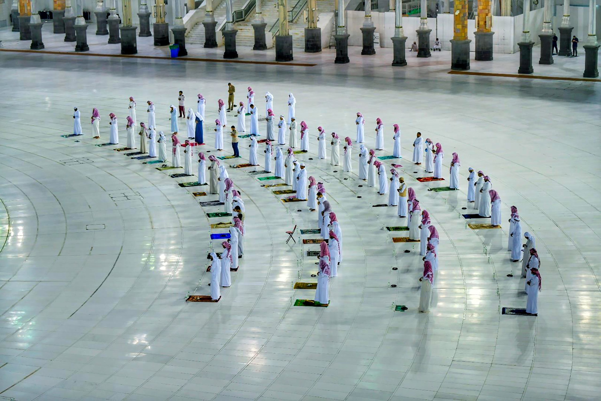 عودة للعمل والسماح بالطيران وفتح لدور العبادة.. دول عربية ترفع الحظر بسبب كورونا تدريجياً