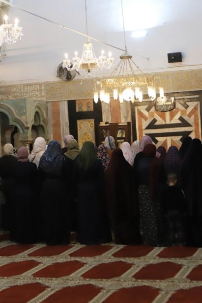 فلسطينيات داخل المسجد الإبراهيمي