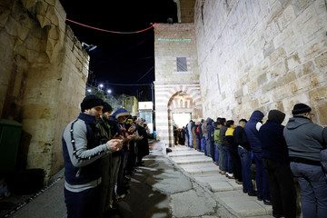 بعد 3 أشهر من الإغلاق بسبب كورونا.. فتح المسجد الإبراهيمي وكنيسة المهد مع تخفيف قيود الحظر