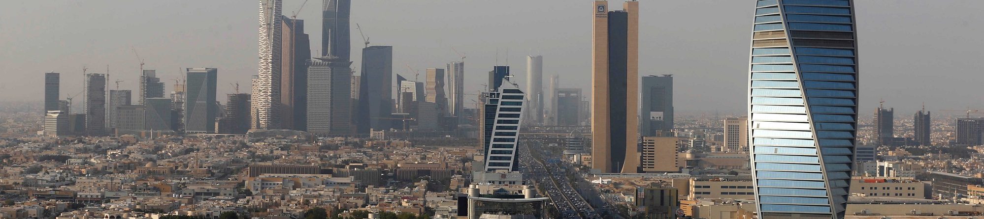 إعادة تقييم حتمية.. هل يمكن إنقاذ المشروعات العملاقة بالخليج من أزمتي النفط والوباء؟