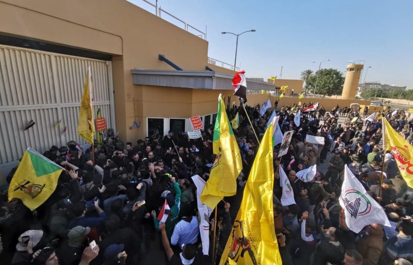 مذكرة اعتقال لقادة في حزب الله العراقي وتحقيقات تجري بحق مسؤوليتهم عن قصف السفارة الأمريكية/ رويترز