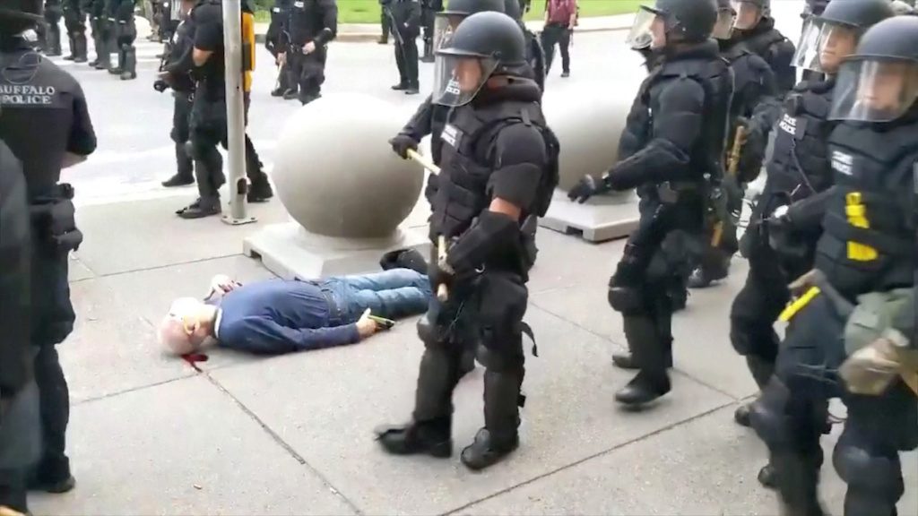 دفعوه بشدة، وتركوه ينزف بحالة خطيرة.. فيديو صادم لاعتداء شرطة نيويورك على عجوز عمره 75 عاماً