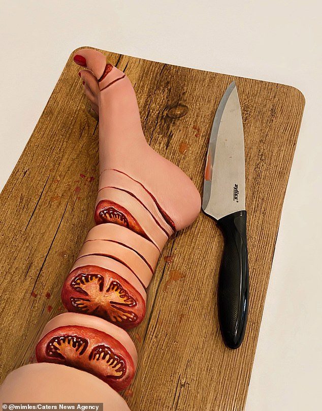 حولت ساقيها لموز ووجهها لماكدونالدز.. فنانة تجميل مدهشة ترسم أطعمة وهمية على جسدها  29617894-8421343-image-a-36_1592208388099