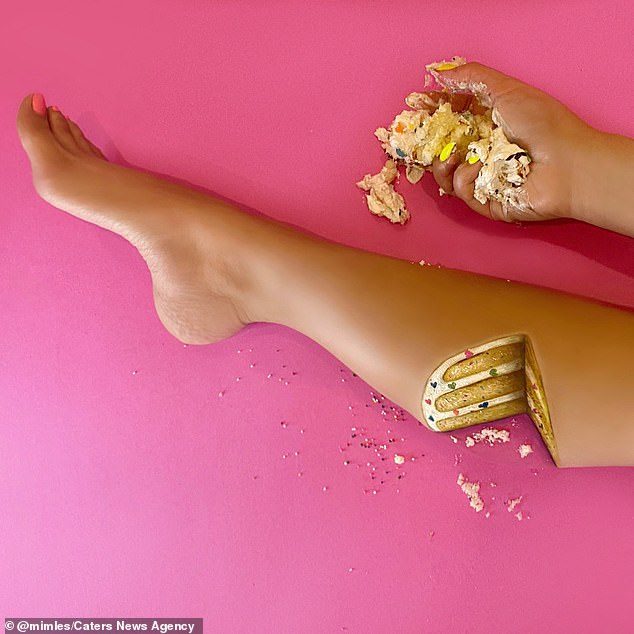 حولت ساقيها لموز ووجهها لماكدونالدز.. فنانة تجميل مدهشة ترسم أطعمة وهمية على جسدها  29617896-8421343-image-a-34_1592208362899
