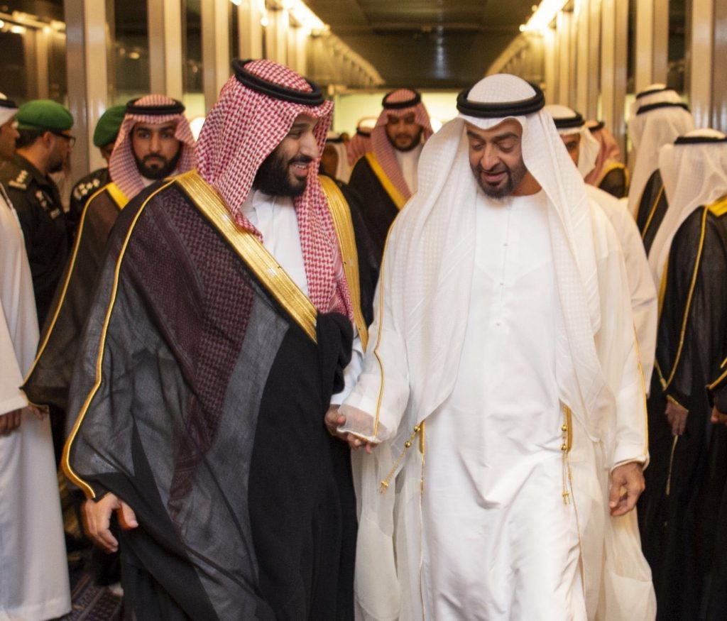 ولي عهد أبو ظبي محمد بن زايد وولي العهد السعودي محمد بن سلمان خلال قمة ثنائية في جدة (رويترز)