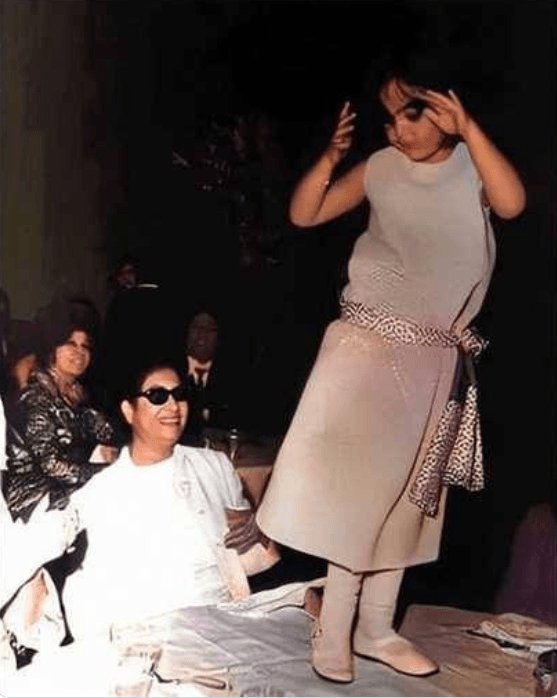 عمرها 49 عاماً .. صورة نادرة لشريهان ترقص أمام أم كلثوم 1