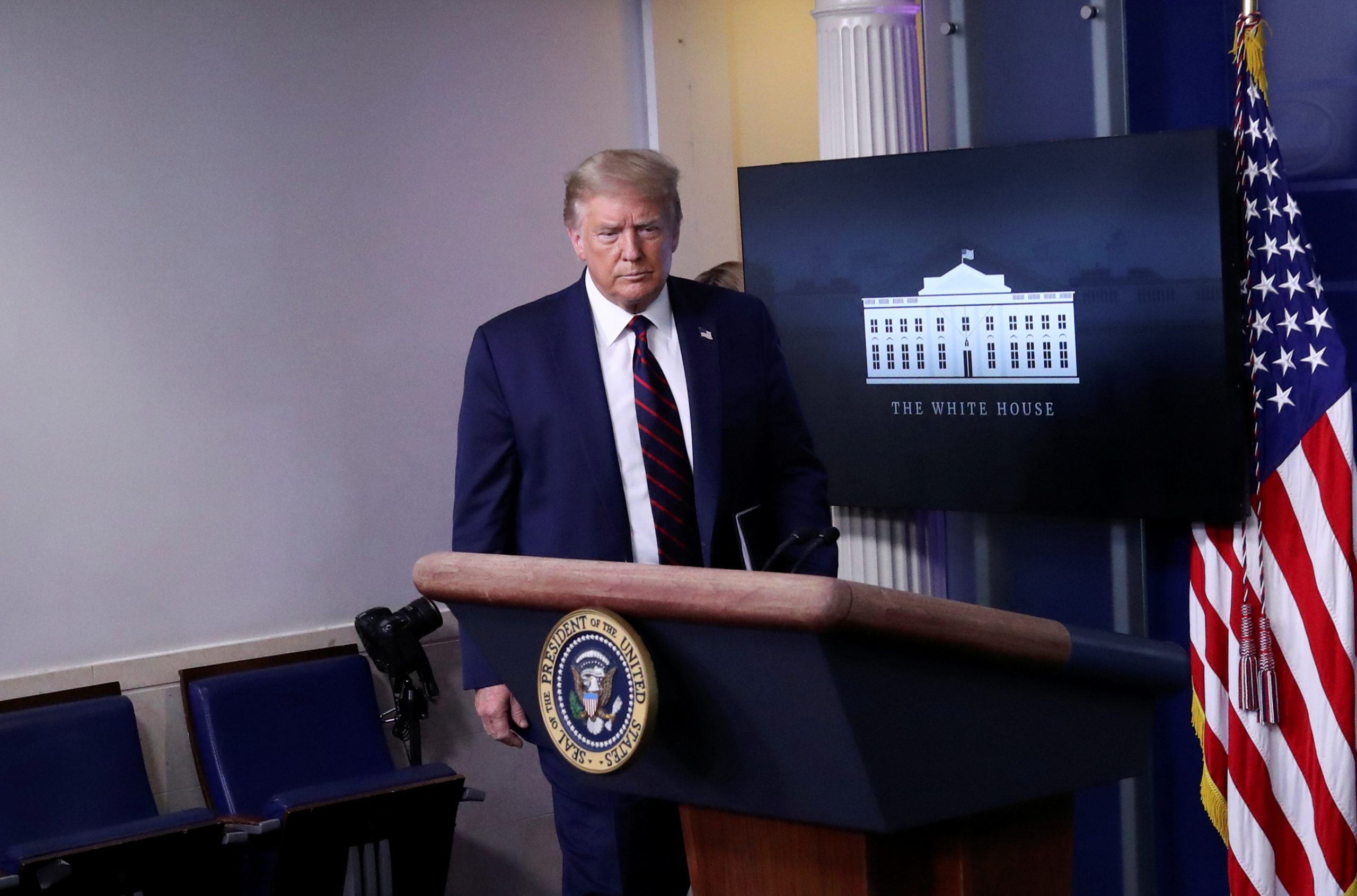 نقطة تحول في خطابات ترامب.. الرئيس الأمريكي يحث على ارتداء الكمامة ويحذر من تفشي كورونا