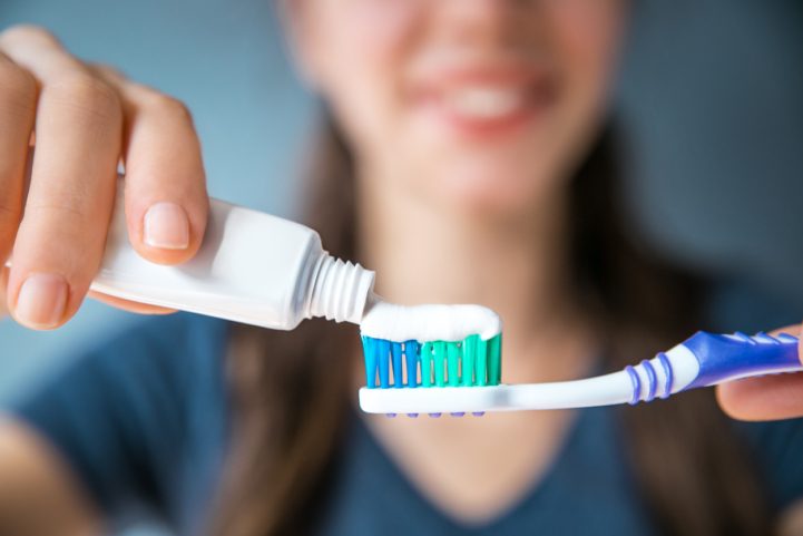 istock\ البقع على الأسنان