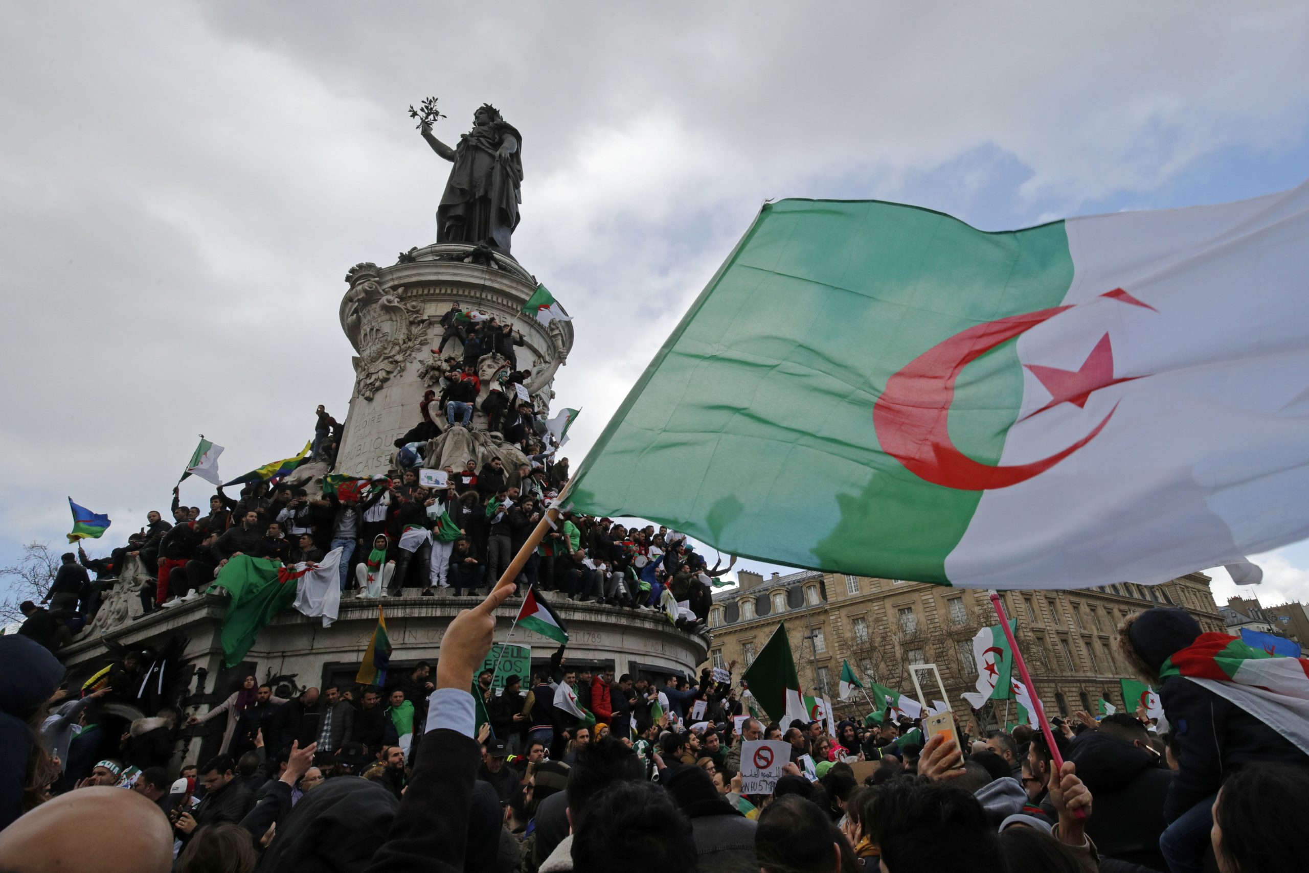 عن العصر الذهبي للإرهاب في الجزائر وكيف انتهت العشرية السوداء.. هل جلست إلى “وليمة القتل الكبرى”؟