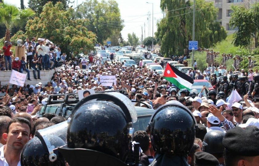 بعد حل جماعة الإخوان واعتقال المعلمين.. هل أصبح القرار الأردني في يد الإمارات؟