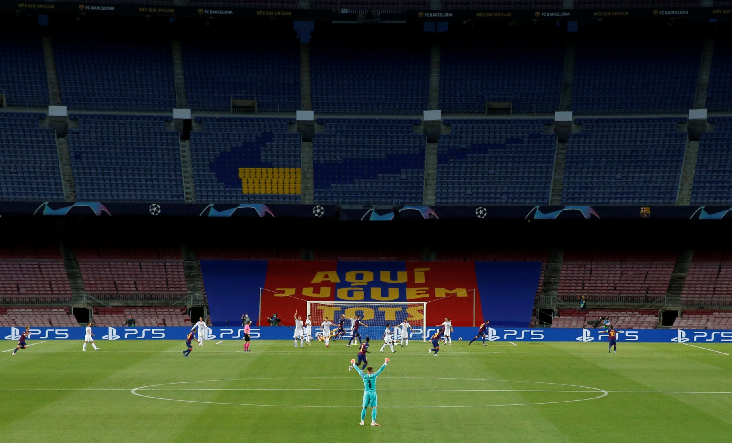الملاعب تبدو كالبيوت المهجورة، وكرة القدم يتيمة بدونهم.. لماذا يجب أن تعود الجماهير إلى الملاعب؟