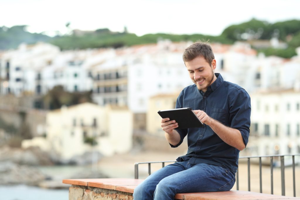 شخص يقرأ كتابًا عبر جهاز قارئ إليكتروني (Istock)