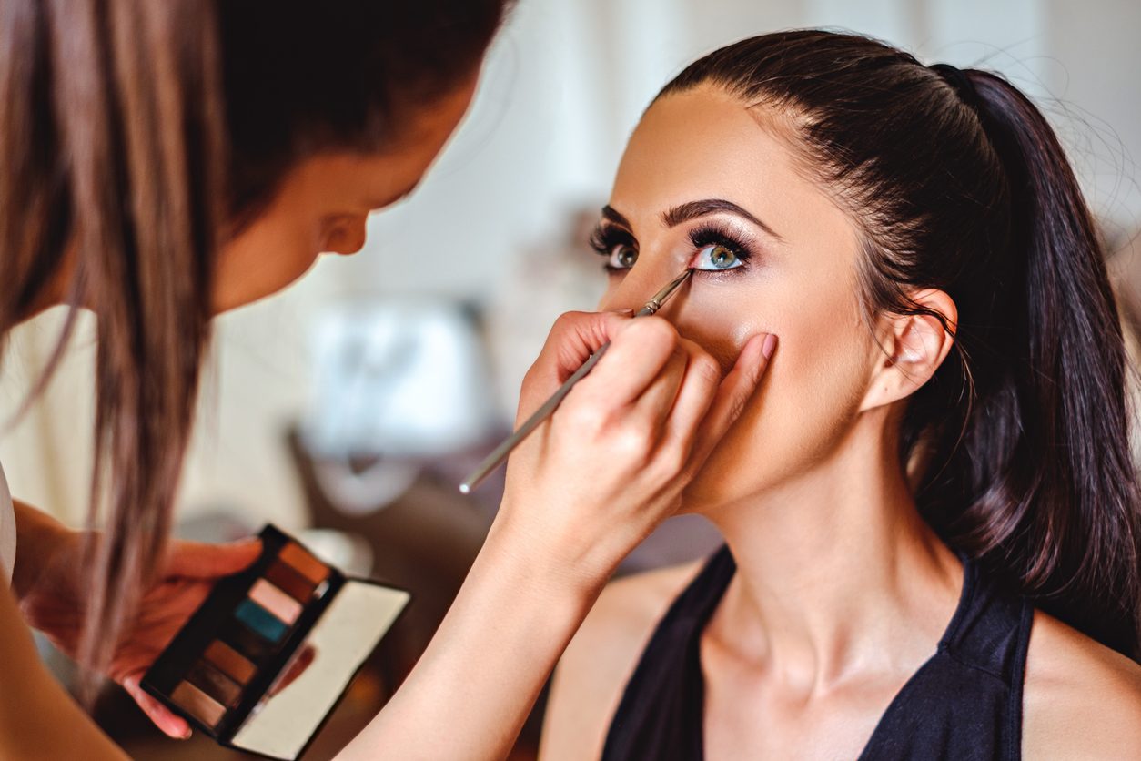 لا تصدقي كل ما تسمعينه.. 5 خرافات تحاول شركات التجميل إقناعك بها