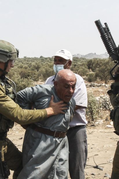 الاعتداء على مسن فلسطيني في الضفة/ الأناضول