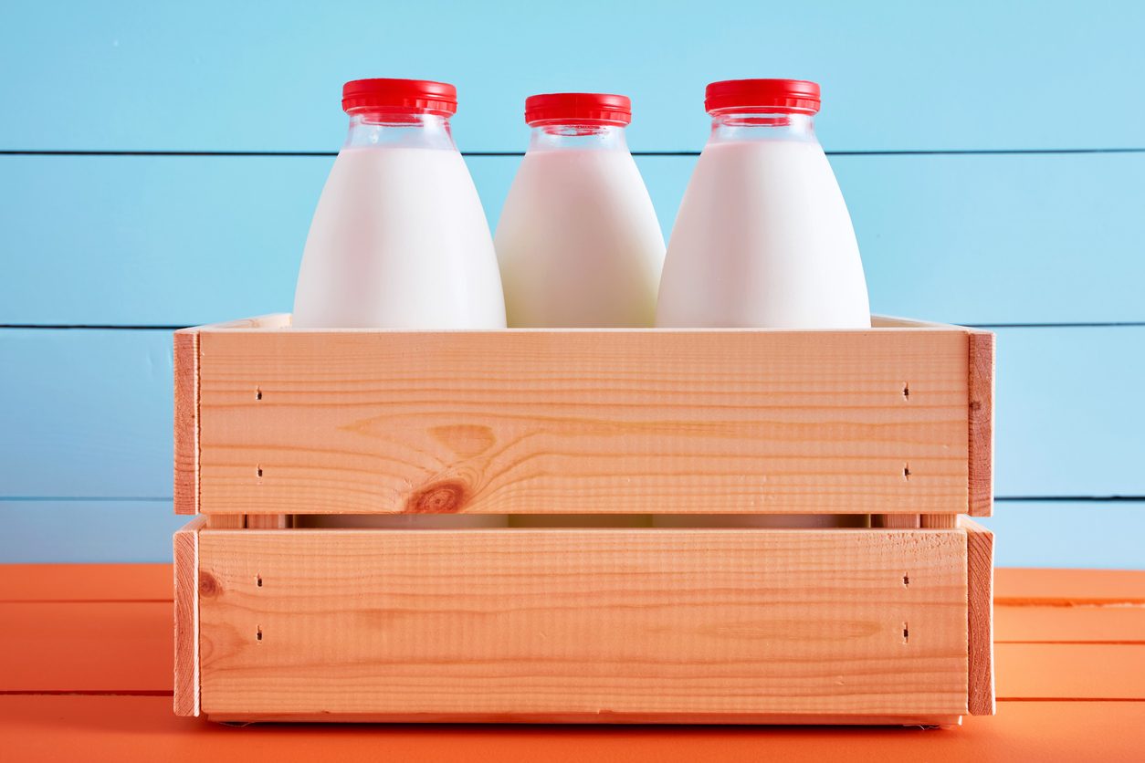 قبل أن ترمي الحليب منتهي الصلاحية جربي هذه الاستخدامات لتستفيدي منه