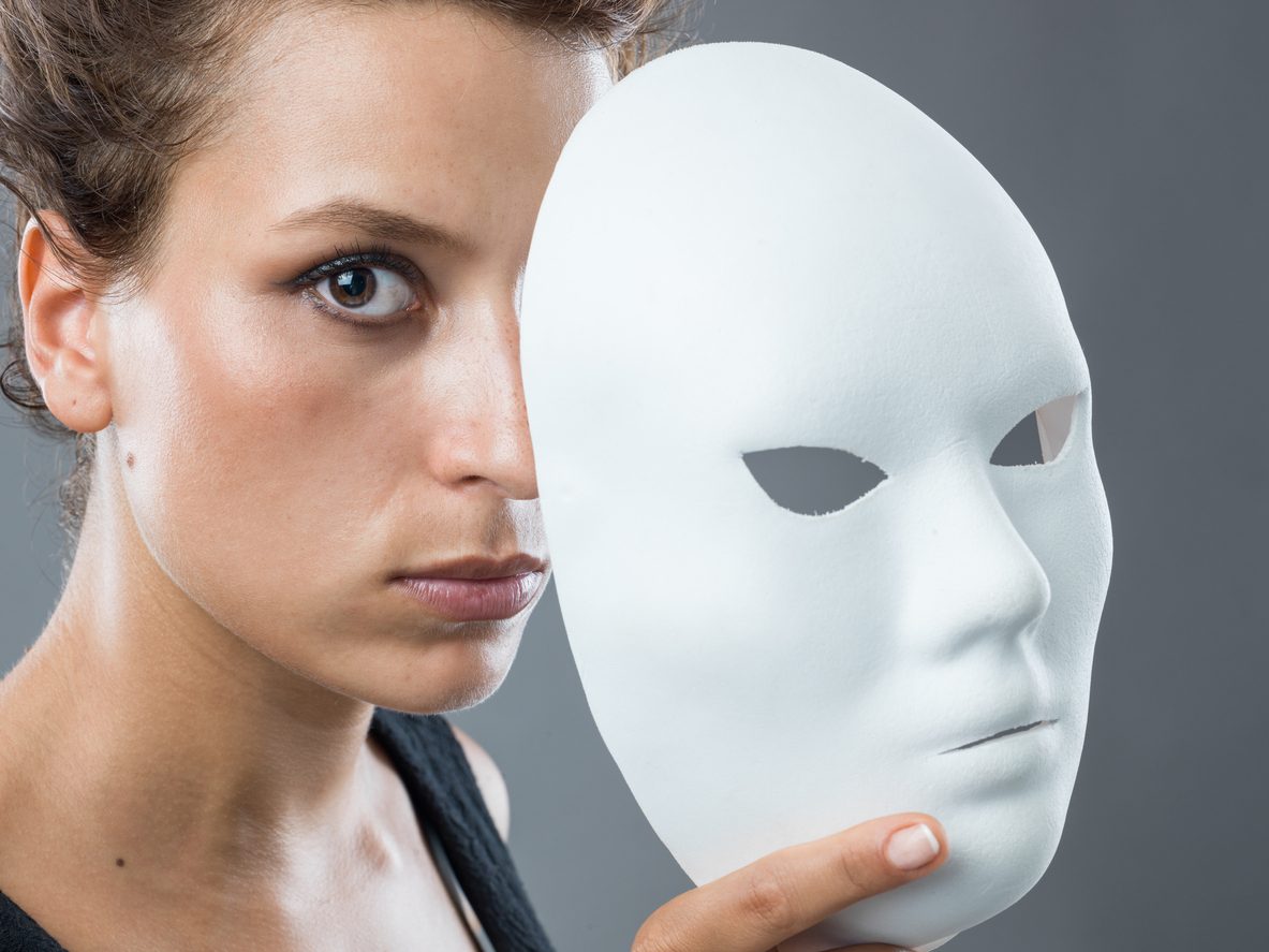 عن المرأة اللعوب التي تشيخ والتلميذ الذي خان أستاذه.. هل زرت “مدينة الحوائط اللانهائية”؟