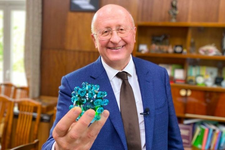 كبير علماء الفيروسات في روسيا ومدير معهد جماليا ألكسندر غينتسبورغ