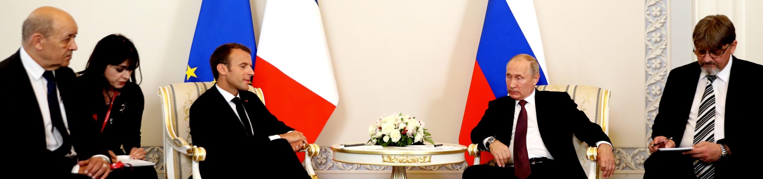 لافروف في بيروت قريباً لحل أزمة الحكومة.. ماكرون طلب من روسيا التوسط لدى حزب الله بعد فشل مبادرته