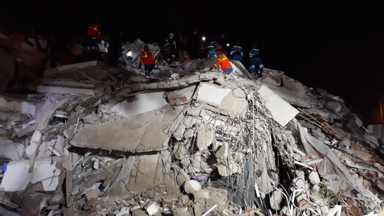 المنطقة شهدت 170 هزة ارتدادية.. ارتفاع عدد ضحايا زلزال إزمير إلى 20 قتيلاً و709 جرحى