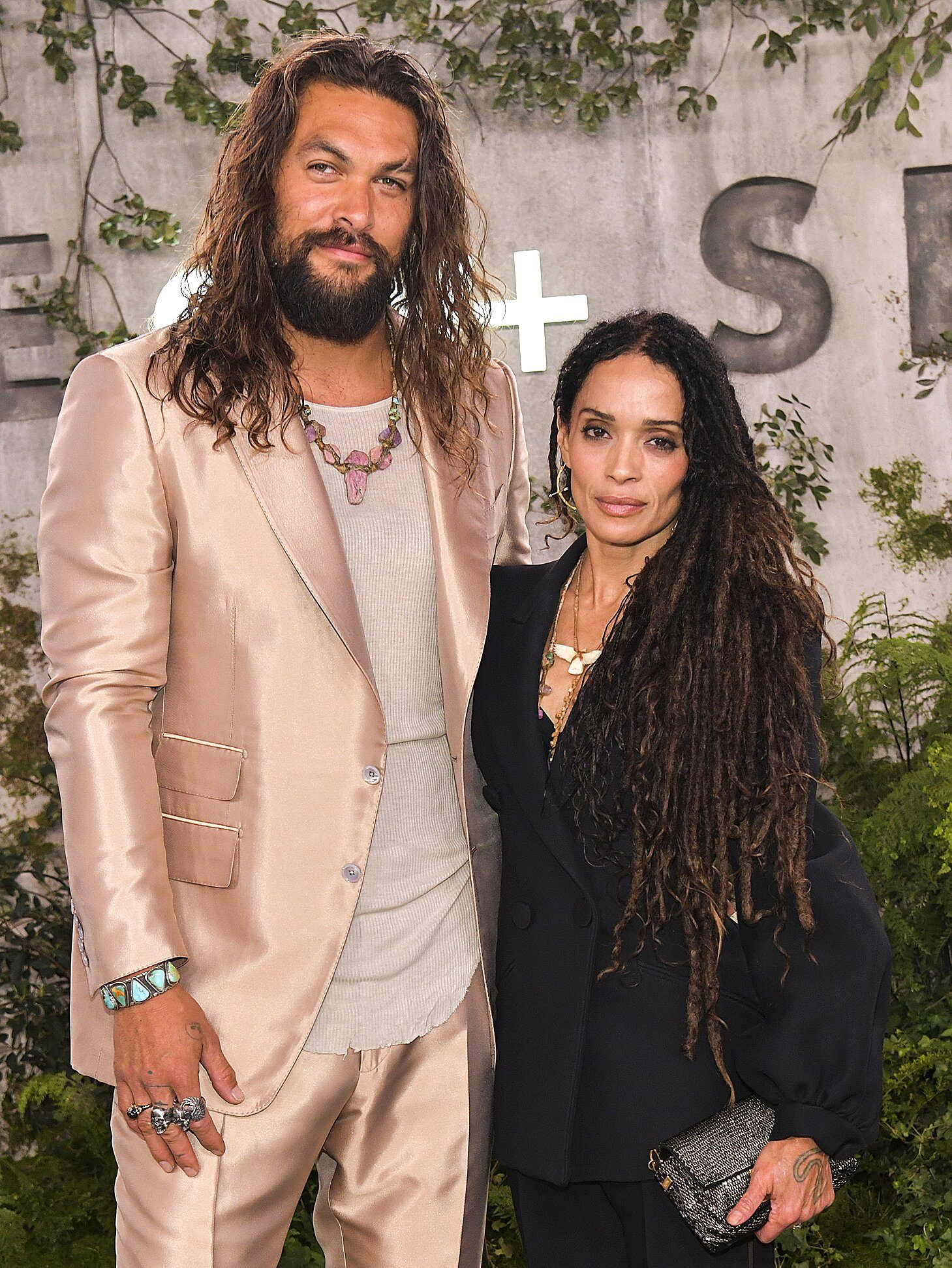 social media\ جايسون موموا وزوجته