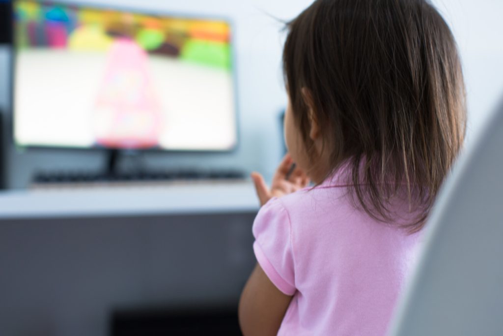 مشاهدة الأطفال للتلفزيون خطر على صحتهم البدنية والنفسية!