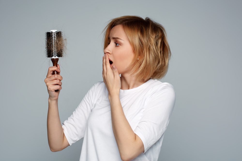 Shutterstock/ أسباب تساقط الشعر عند النساء
