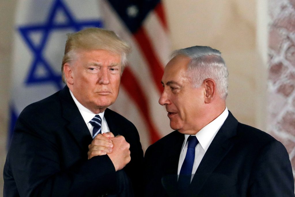 نتنياهو يستبدل صورته مع ترامب بواحدة لعيد الأنوار اليهودين