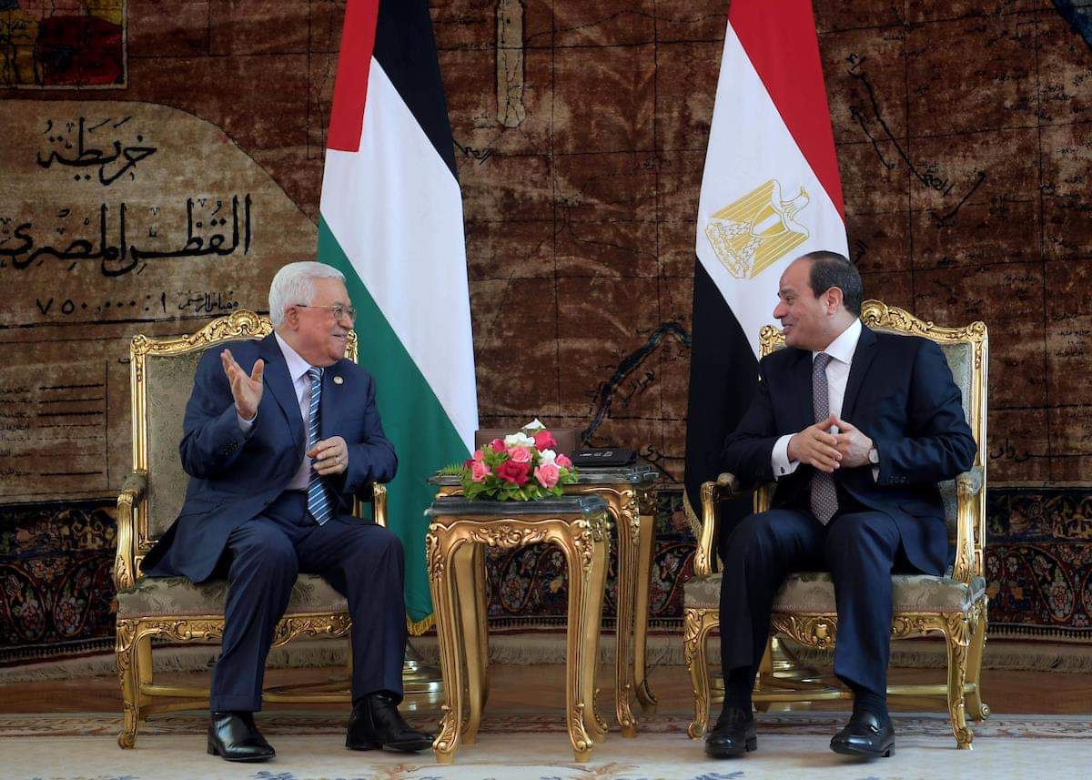 الرئيس المصري عبد الفتاح السيسي ورئيس السلطة الفلسطينية محمود عباس (مواقع التواصل الاجتماعي)