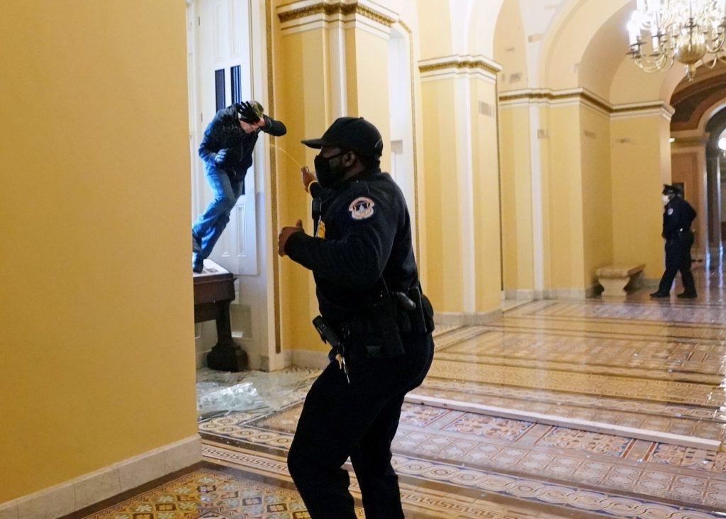 الشرطة وأنصار ترامب داخل الكونغرس/ رويترز