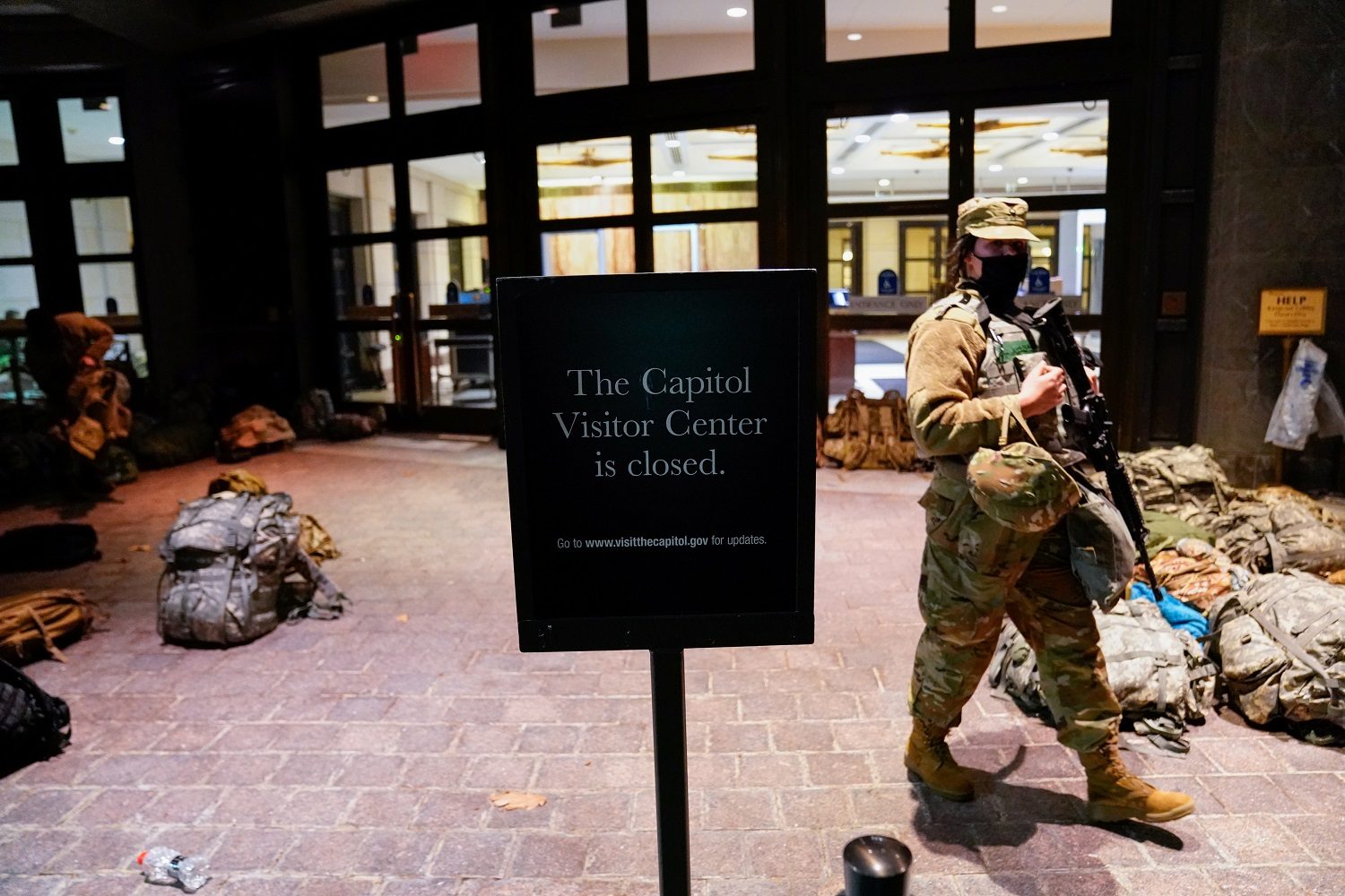 أحدى عناصر قوات الحرس الوطني تسير في مبنى الكابيتول الأمريكي مع تشديد الإجراءات الأمنية/ رويترز