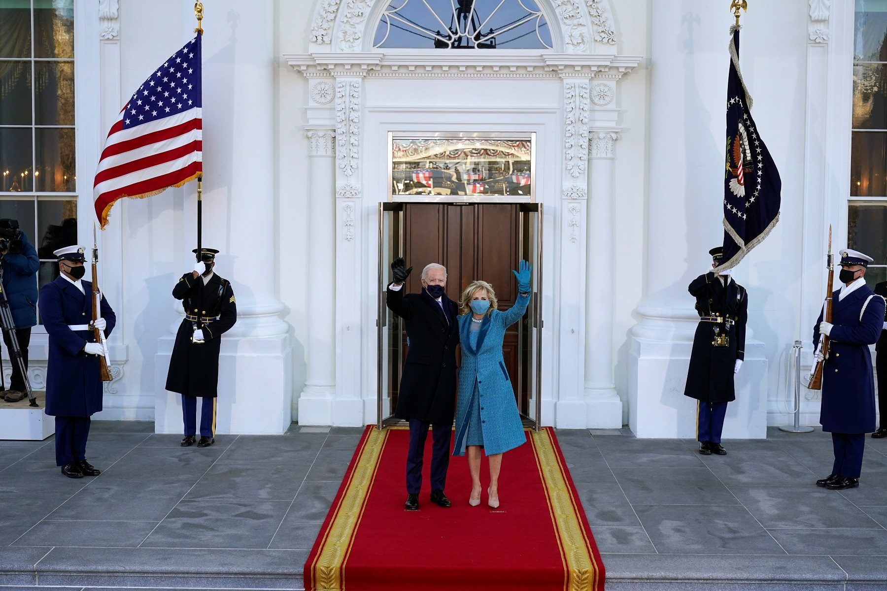 لحظة دخول جو بايدن وزوجته إلى البيت الأبيض/ رويترز