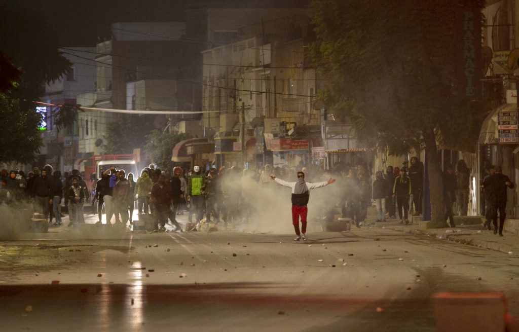 أحياء بالعاصمة تونس وبعض المحافظات تشهد احتجاجات متواصل