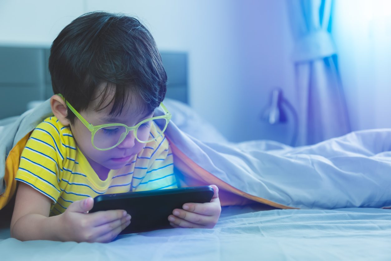 iStock/ تأمين جهاز آيفون الخاص بأبنائك