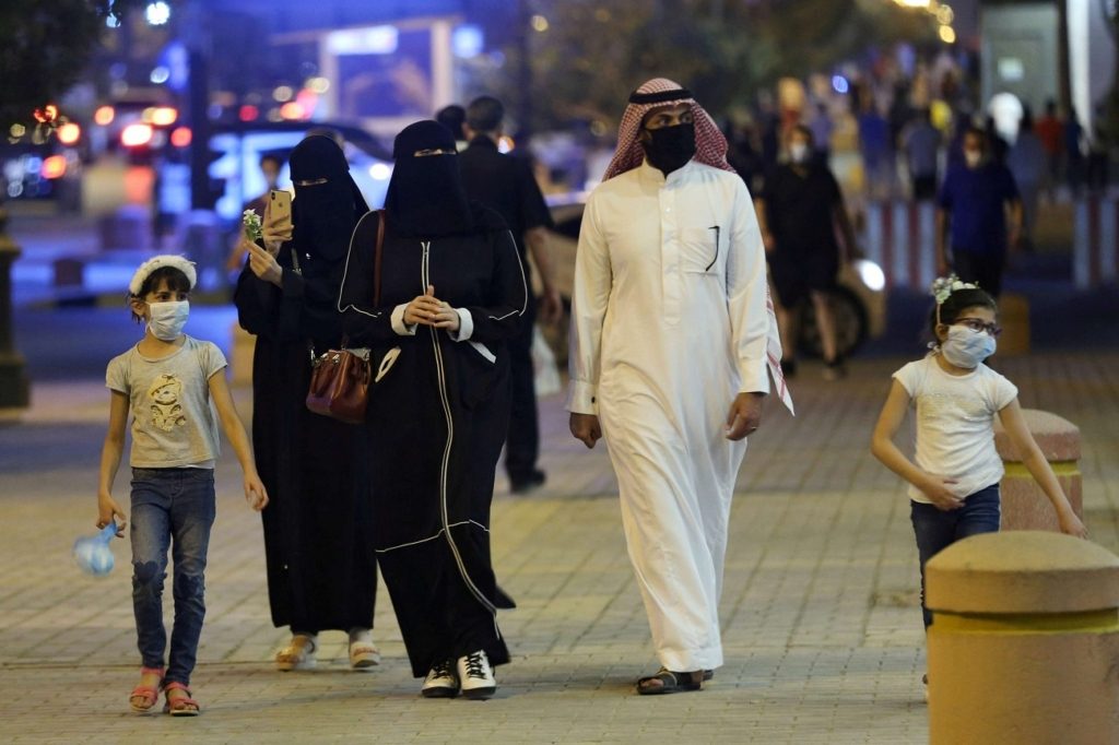 السعودية تمدد العمل بالقيود