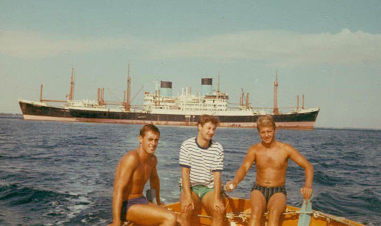 صورة تاريخية لثلاثة من ركاب الأسطول الأصفر