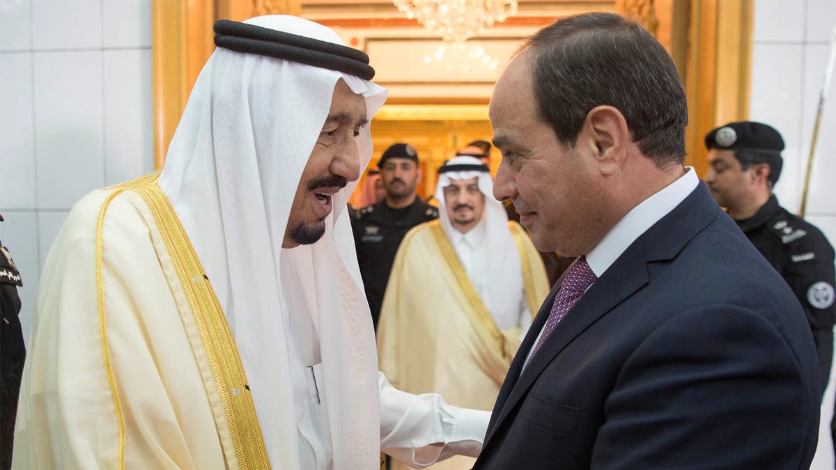 الملك السعودي سلمان بن عبد العزيز مع الرئيس المصري عبد الفتاح السيسي/رويترز