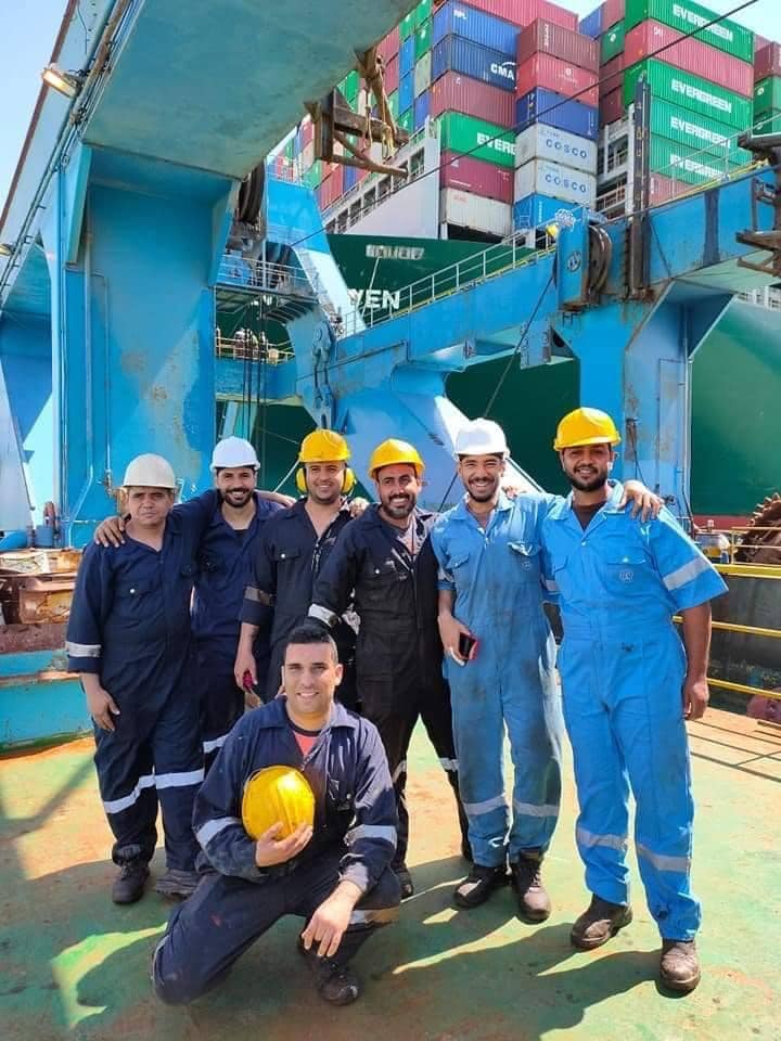 مهندسون وعمال مصريون شاركوا في تعويم سفينة 