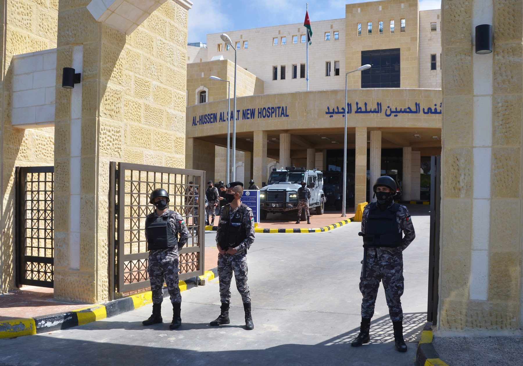 العاهل الأردني بدا غاضباً خلال تفقده مستشفى السلط.. مواطنون طالبوه بإقالة الحكومة بعد حادث انقطاع الأكسجين