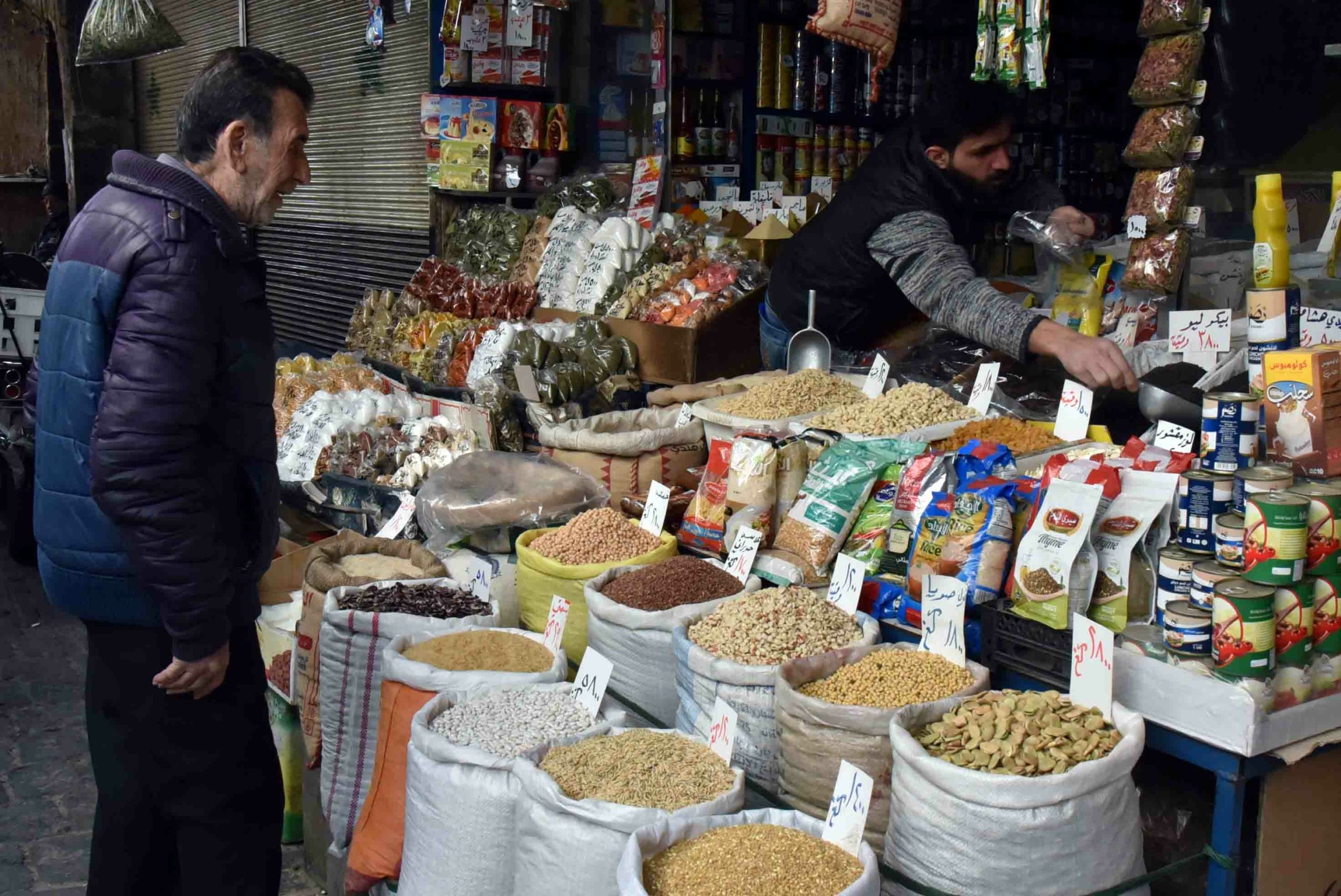 التجأ عدد من السوريين إلى شراء المنكهات عوض اللحم الذي أصبح من مظاهر الترف (خاص عربي بوست)