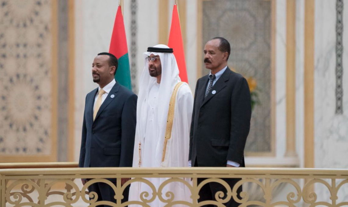 الشيخ محمد بن زايد ولي عهد أبوظبي مع الرئيس الإريتري أسياس أفورقي ورئيس وزراء إثيوبيا آبي أحمد/رويترز