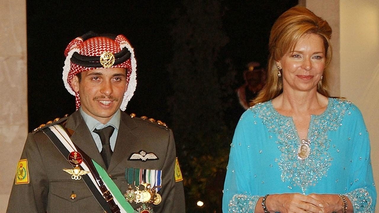 الملكة نور دعمت ابنها الأمير حمزة وروجت لشخصيته داخل الأردن وخارجه (مواقع التواصل الاجتماعي)