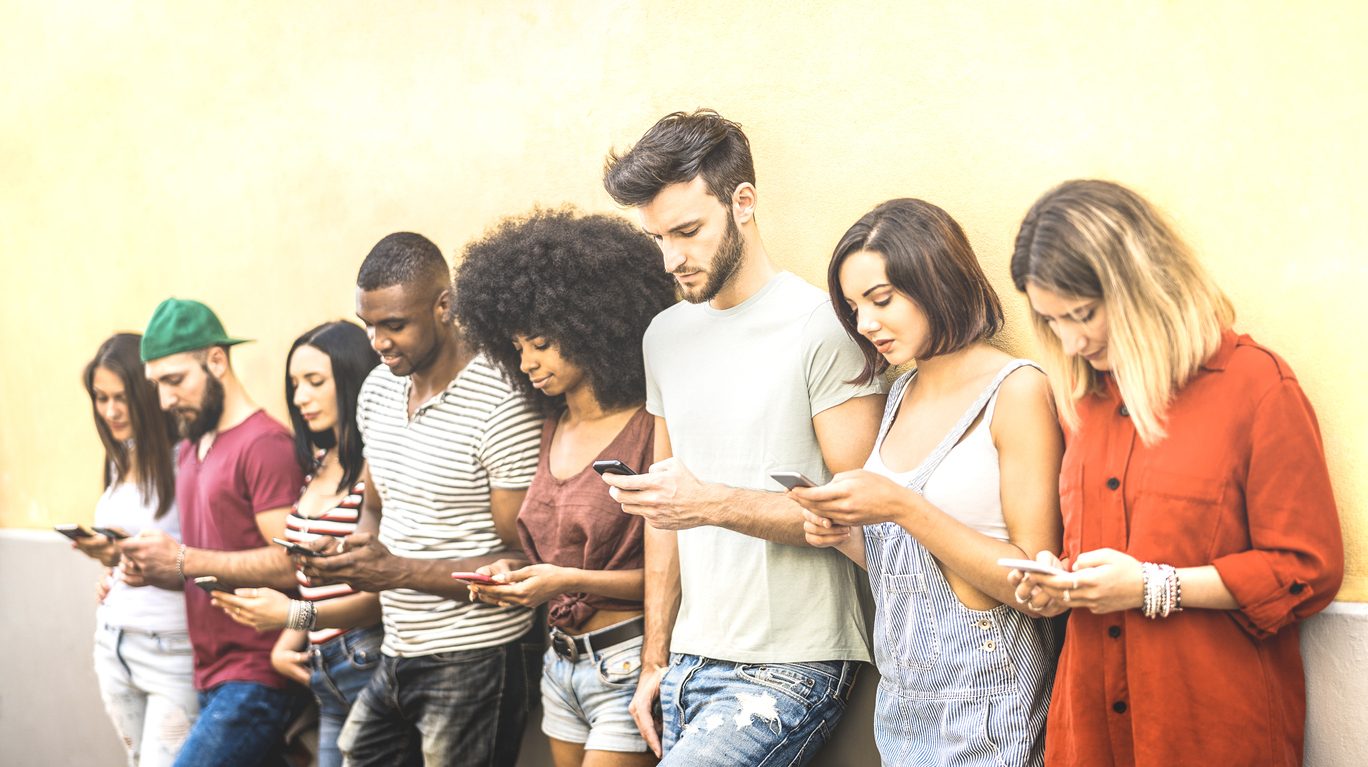 يعتمد البعض على وسائل التواصل الاجتماعي لتحقيق شعور المكافأة المرتبط بالدوبامين - iStock