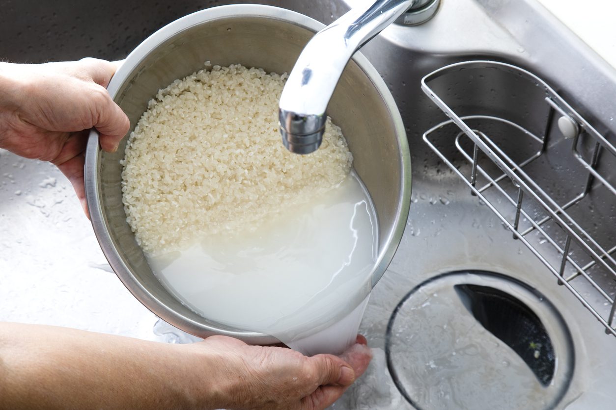 يتم تحضير ماء الأرز عن طريق نقعه بالماء النظيف لبعض والوقت ثم تصفيته - iStock