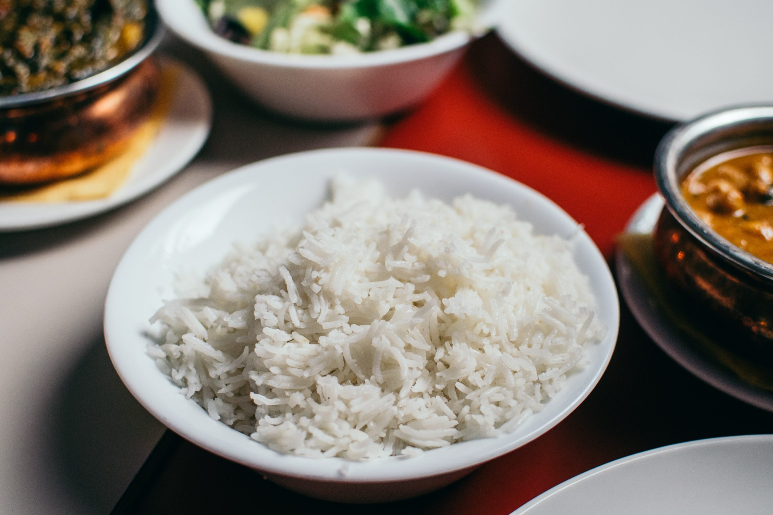 الطريقة الصحيحة لتسخين الأرز هي بتقليبه أثناء التسخين لضمان توزيع الحرارة - Unsplash