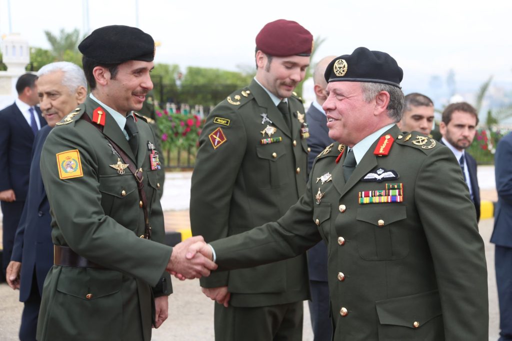 الأمير حمزة بن الحسين يصافح العاهل الأردني الملك عبد الله الثاني، خلال احتفالات سابقة للقوات المسلحة الأردني