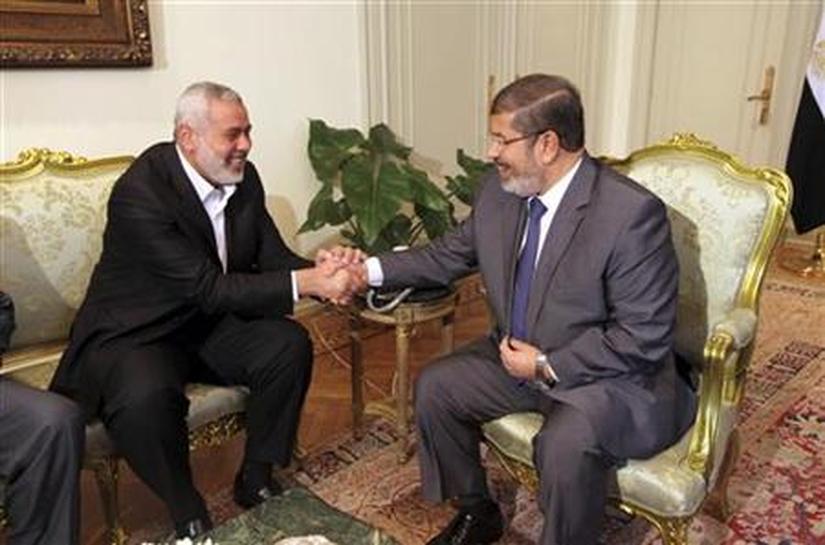 إسماعيل هنية مع الرئيس المصري الراحل محمد مرسي/رويترز