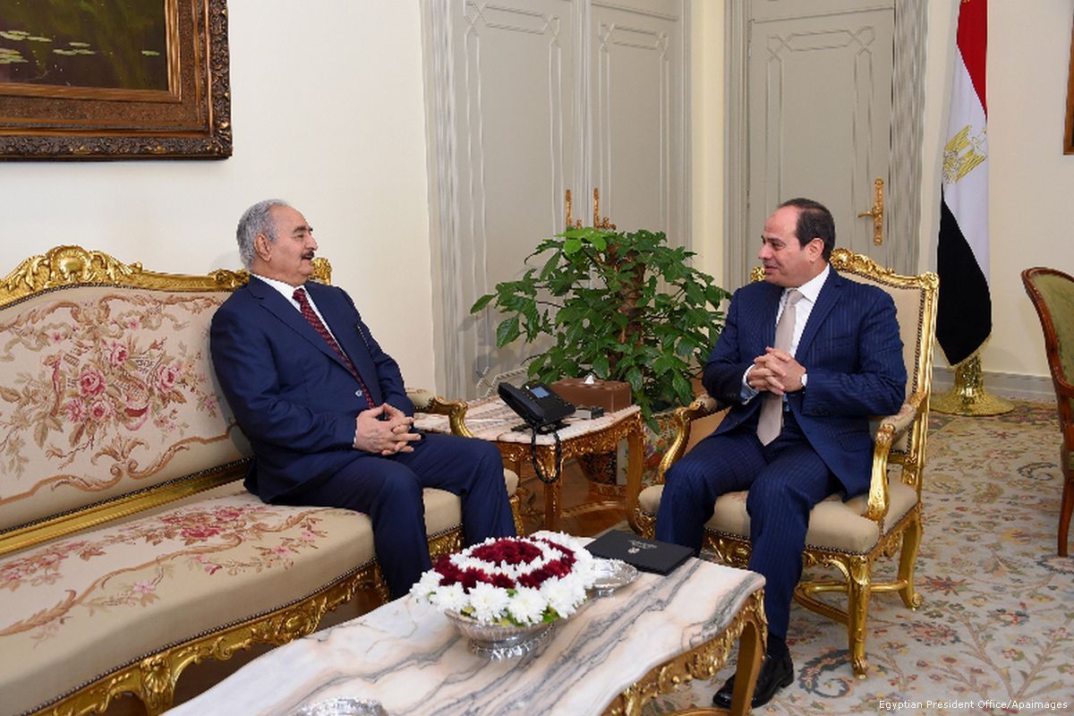 الرئيس المصري عبد الفتاح السيسي مع اللواء الليبي المتقاعد خليفة حفتر/رويترز
