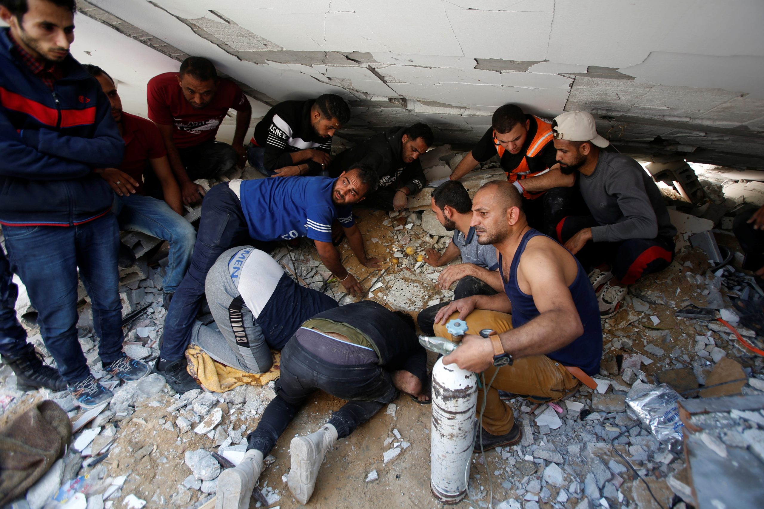 غزة فلسطين شاب يستنجد بوالدته من تحت الأنقاض