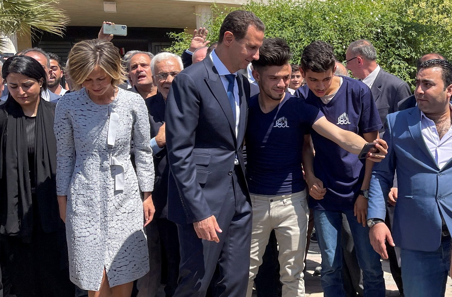 الرئيس السوري بشار الأسد وزوجته أسماء بعد الإدلاء بصوتهما/ رويترز
