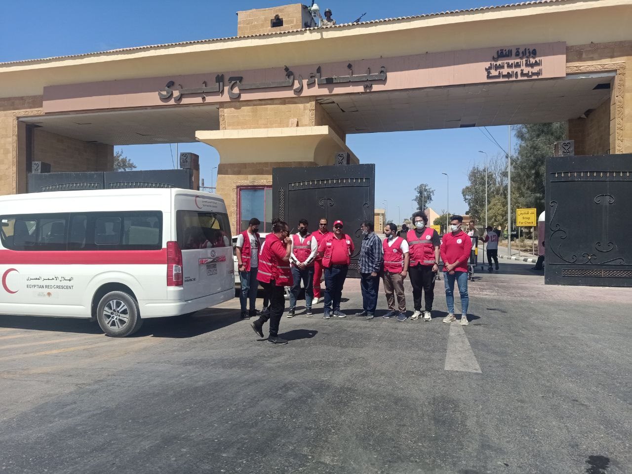 وزارة الصحة الفلسطينية في غزة أعلنت أنها نقلت 3 مصابين إلى مصر/ الأناضول